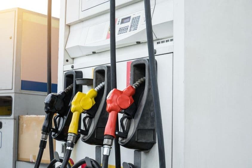 दुबई गैस स्टेशन, लाल, पीला और काला ईंधन पंप।