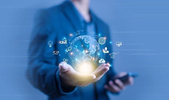 एक व्यक्ति ग्लोब के आकार की डिजिटल प्रक्षिप्ति पकड़े हुए।