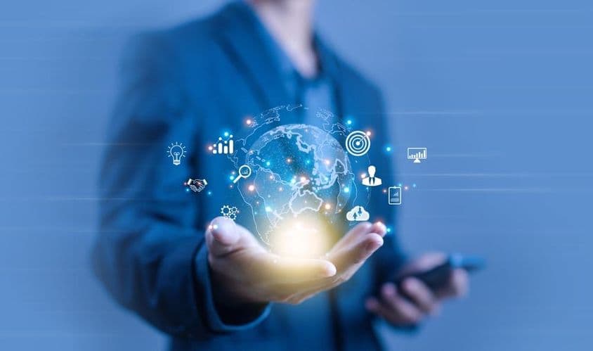 एक व्यक्ति ग्लोब के आकार की डिजिटल प्रक्षिप्ति पकड़े हुए।