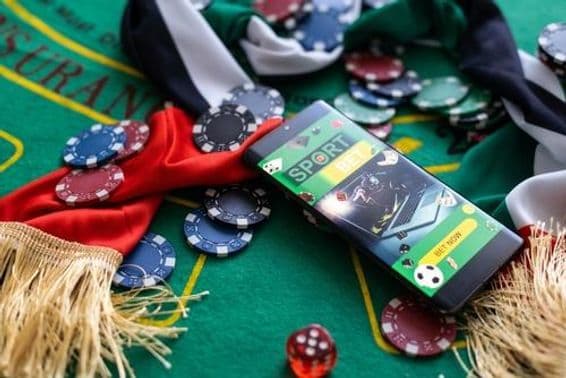 रूलेट टेबल पर चिप्स के बीच यूएई का झंडा।