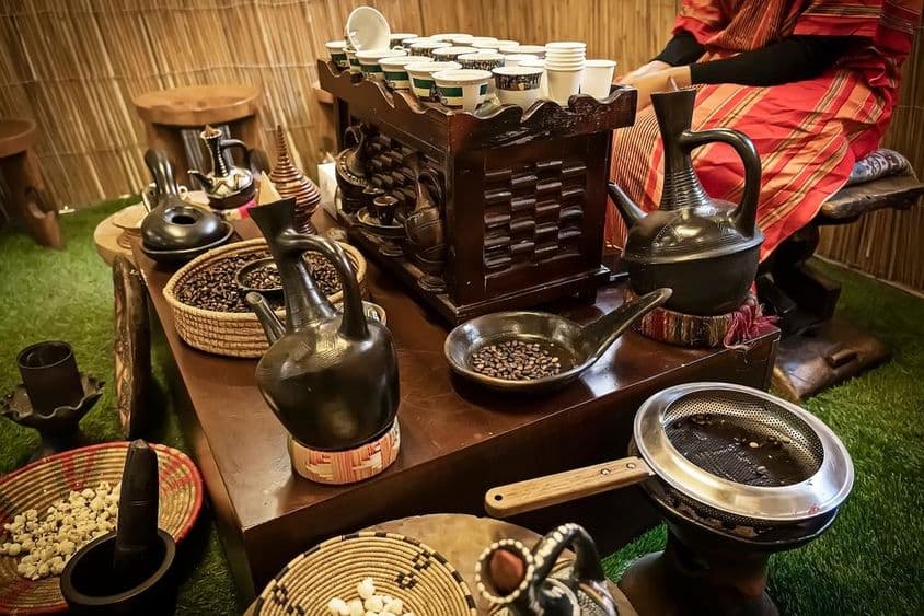 अरबी कैफ़े, टेबल पर कॉफ़ी पॉट और कॉफ़ी मग, अरबी शैली की कॉफ़ी।