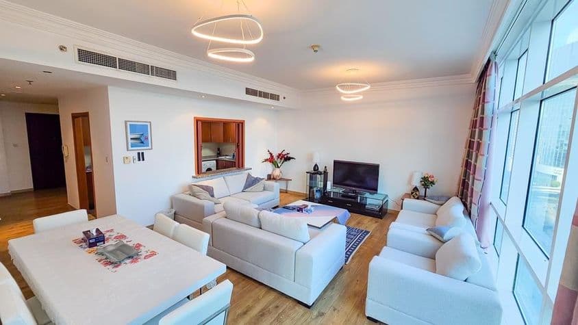 लक्जरी अपार्टमेंट फर्नीचर के साथ।