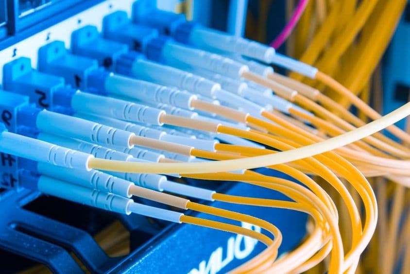 पैच पैनल में संरचित ऑप्टिकल कनेक्शन