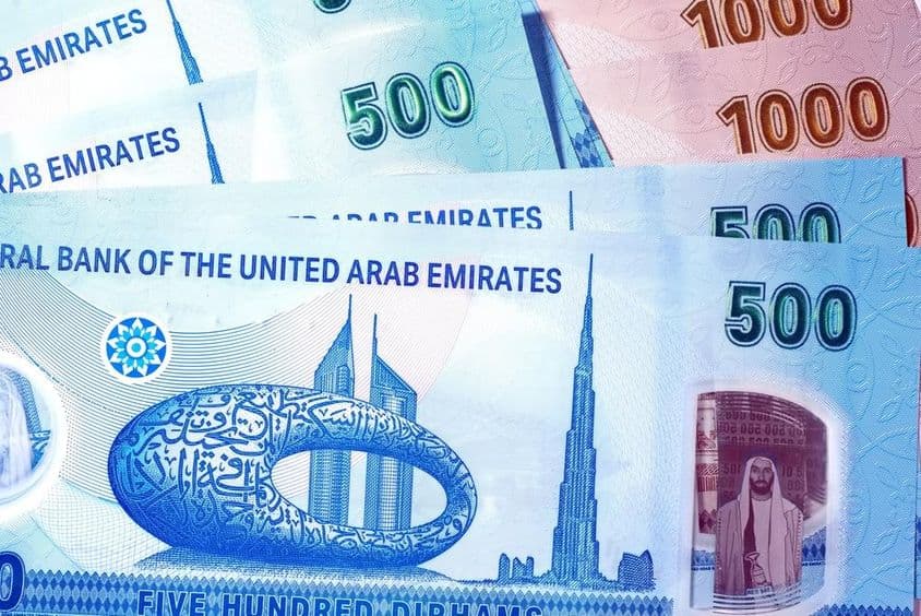 यूएई मुद्रा, बैंकनोट्स दिखाए गए 500 AED से ऊपर।