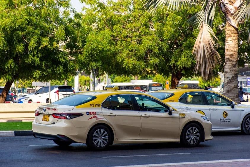 रोड पर दुबई टैक्सी।