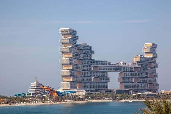 द रॉयल एटलांटिस रिज़ॉर्ट रेजिडेंस व अंदर से दिखाई देने वाली स्लाइड्स