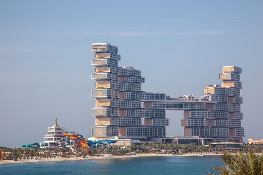 द रॉयल एटलांटिस रिज़ॉर्ट रेजिडेंस व अंदर से दिखाई देने वाली स्लाइड्स