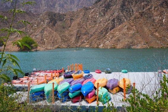 अल रफिसाह बांध के सामने कुछ inflatable नौकाओं के साथ कायक।