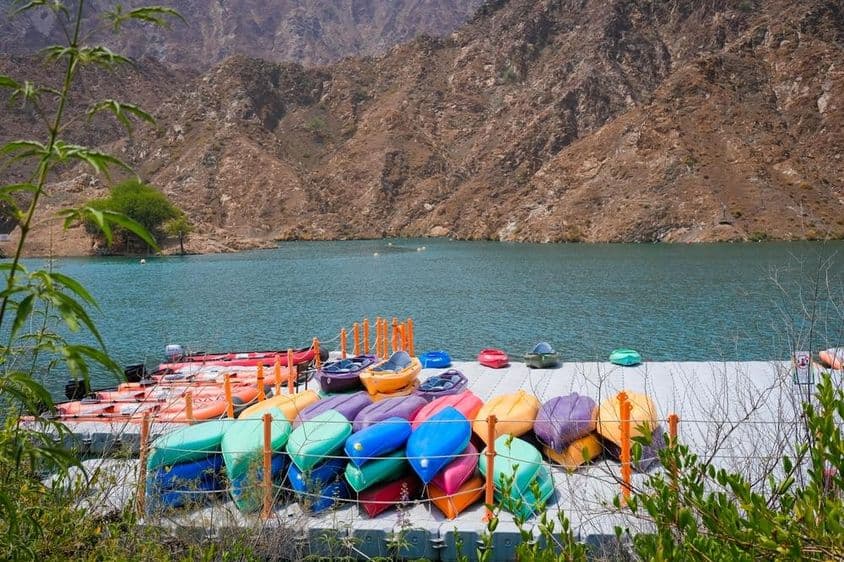 अल रफिसाह बांध के सामने कुछ inflatable नौकाओं के साथ कायक।