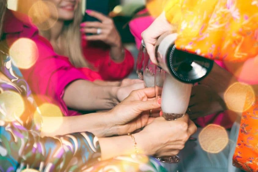 क्लब में शैम्पेन पीते लोग।