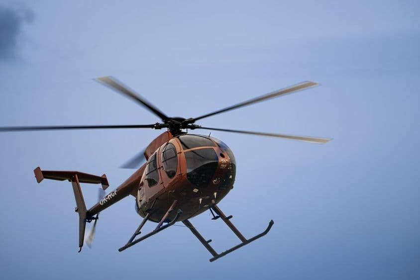 हवा में उड़ता हुआ हल्का हेलीकॉप्टर।