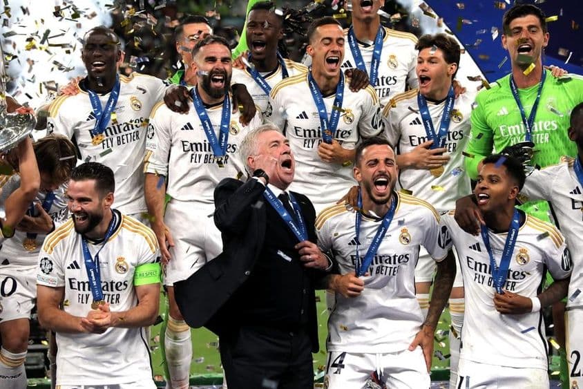 विजय के बाद रियल मैड्रिड का जश्न मनाते हुए।