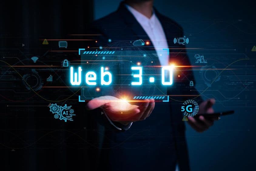 एक व्यक्ति जिसके हाथ पर वेब3 का प्रक्षिप्तन दिखता हुआ।