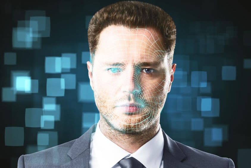 एक व्यक्ति होलोग्राम के रूप में स्कैन किया जा रहा है।