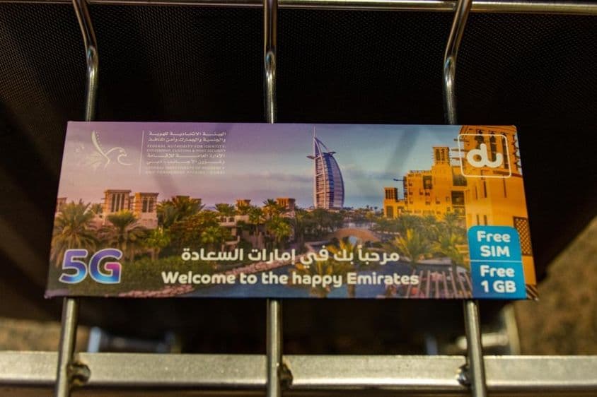 पुराने दु मोबाइल टूरिस्ट कार्ड प्रदर्शित, जिसमें अभी भी 1GB डेटा शामिल है।