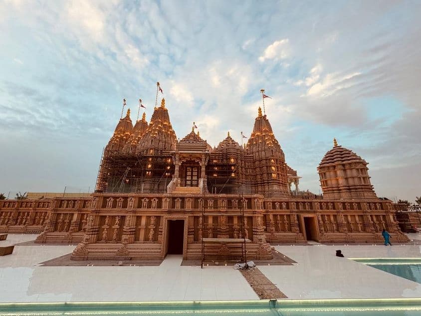 अबू धाबी में बाप्स हिंदू मंदिर का सामने का दृश्य।