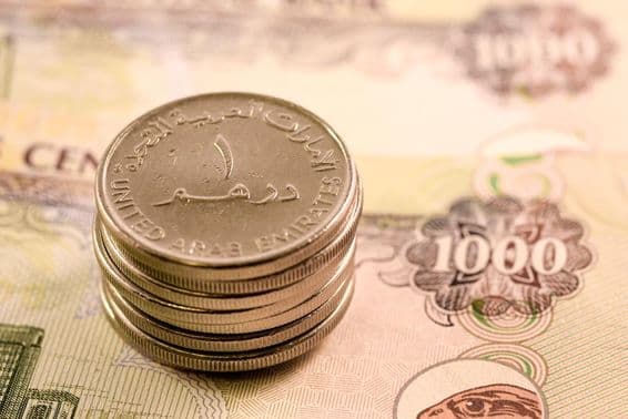 यूएई मुद्रा: 1000 दिरहम का बिल और 1 दिरहम सिक्का।