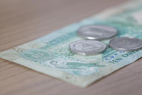 10 दिरहम का बैंकनोट और 1 दिरहम सिक्का।