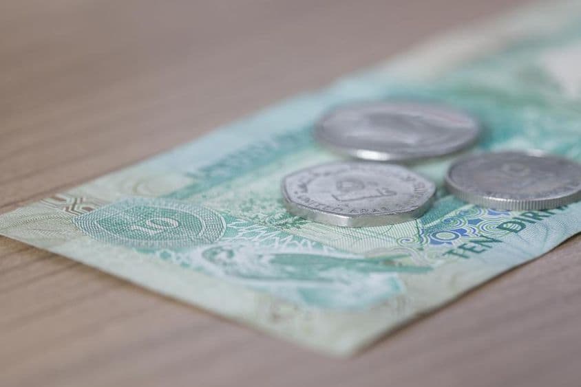 10 दिरहम का बैंकनोट और 1 दिरहम सिक्का।