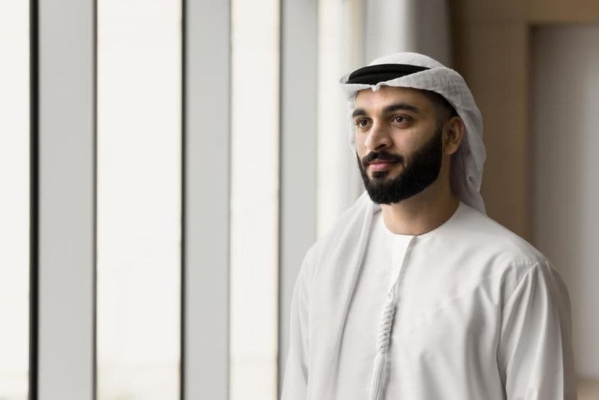 घुत्रा पहने एक अमीराती व्यक्ति।