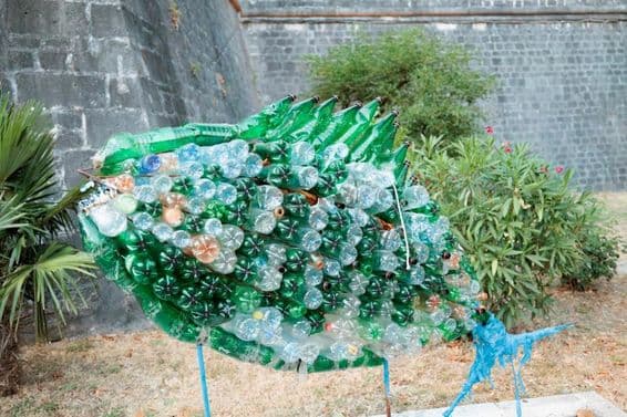 प्लास्टिक की बोतलों से बनाई गई मछली।