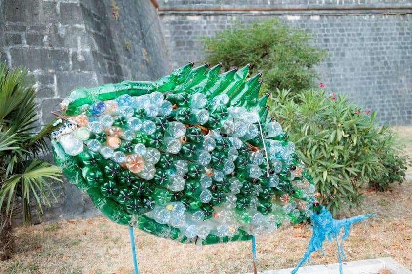 प्लास्टिक की बोतलों से बनाई गई मछली।