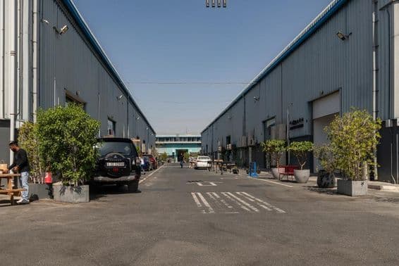 अल्सर्कल एवेन्यू दुबई में, इस सप्ताह के अंत में बाजार के लिए जगह धीरे-धीरे तैयार करते हुए।