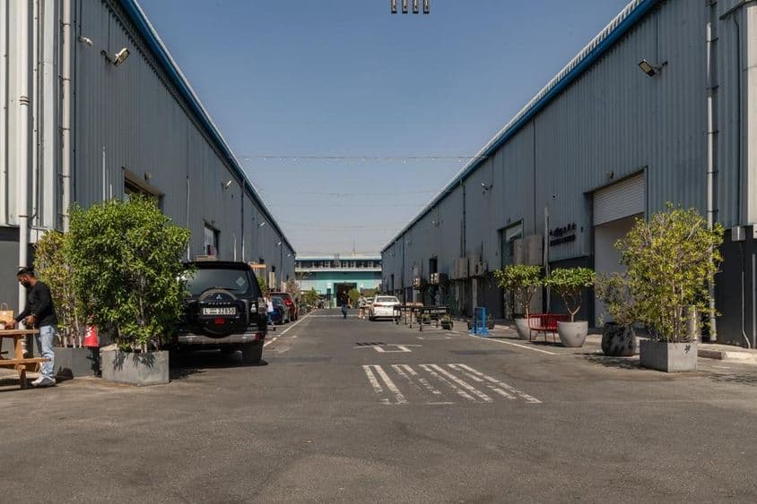 अल्सर्कल एवेन्यू दुबई में, इस सप्ताह के अंत में बाजार के लिए जगह धीरे-धीरे तैयार करते हुए।