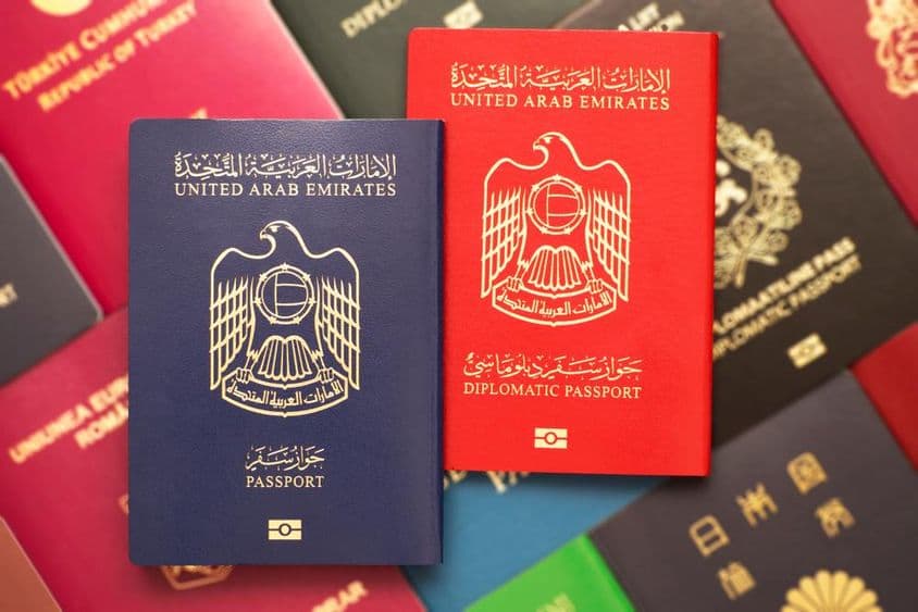 स्थापित UAE पासपोर्ट के साथ ढेर पासपोर्ट।