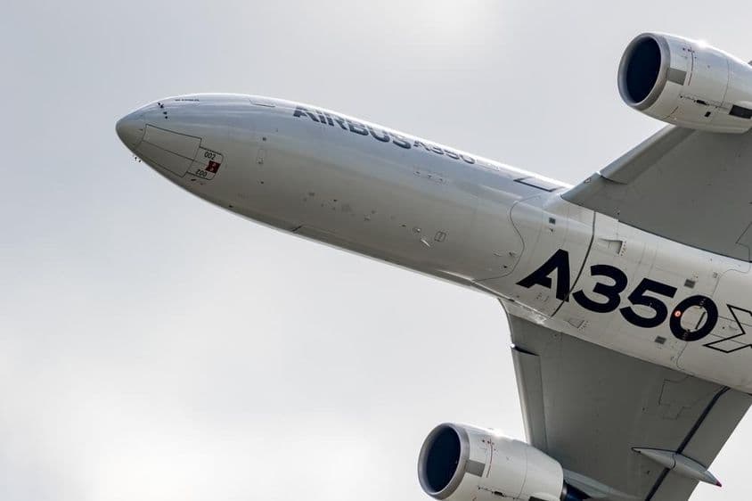 एयरबस A350 विमान को नीचे से खींचा गया।