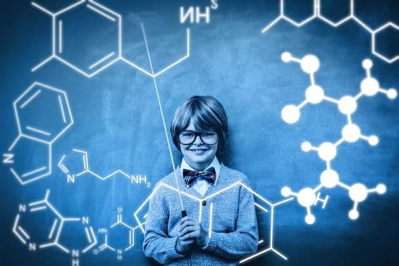 एक छात्र को रासायनिक परमाणु बंधन के प्रक्षेपण के साथ दिखाया गया है।