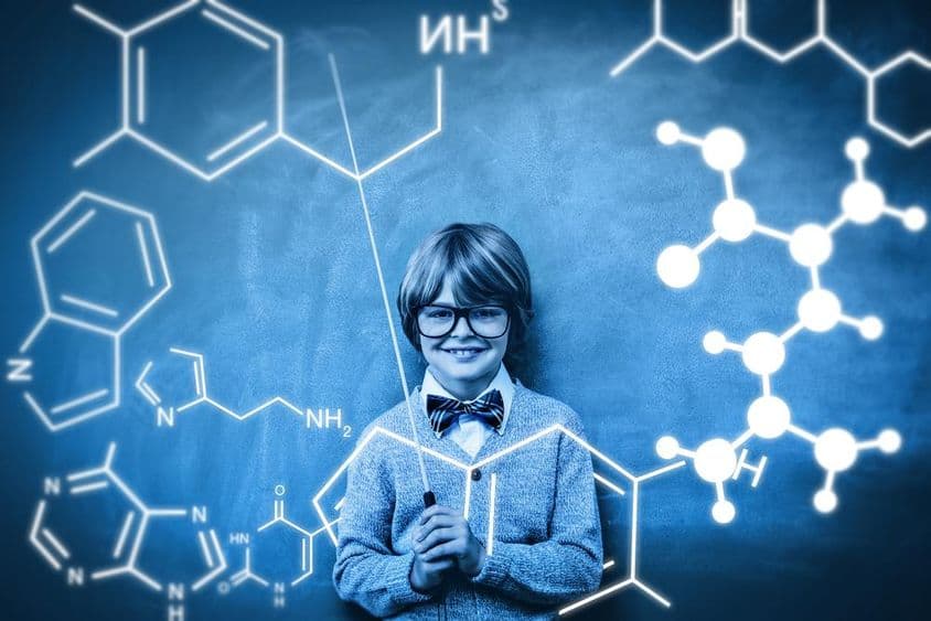 एक छात्र को रासायनिक परमाणु बंधन के प्रक्षेपण के साथ दिखाया गया है।