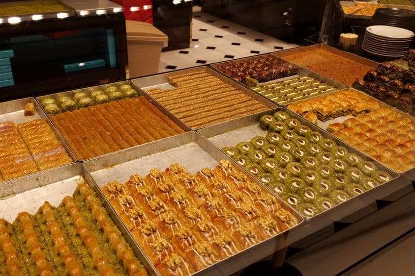 दुबई में मिठाई।