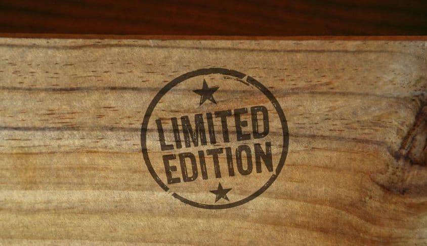 लकड़ी की सतह पर सितारों के चारों ओर लिखा सीमित संस्करण