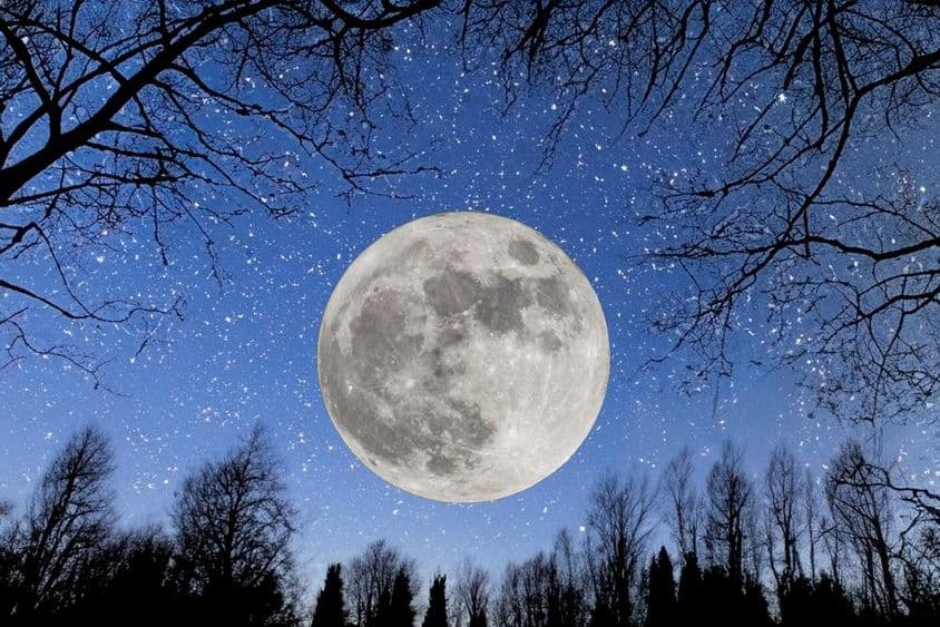 तारों भरे आकाश में पूरा चाँद।