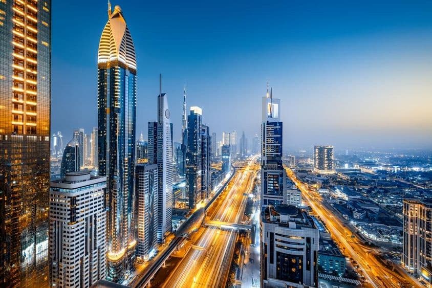 ऊपर से रात के समय दुबई के स्काईलाइन का दृश्य।