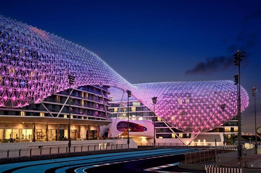 अंधेरे में प्रकाशित यस मरीना सर्किट रेसट्रैक।