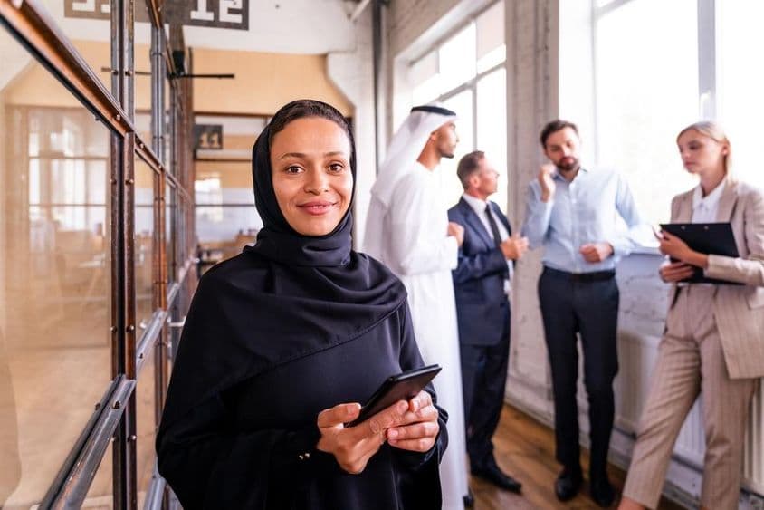 यूएई के कामगार एक गलियारे में।