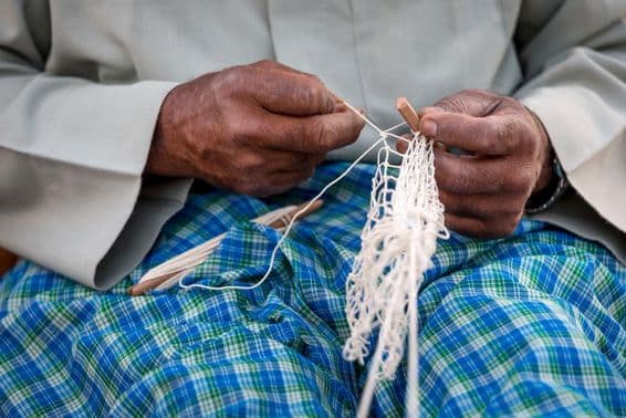 मछली पकड़ने के जाल की तैयारी।