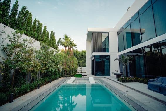 स्विमिंग पूल के साथ दुबई का लक्ज़री घर।