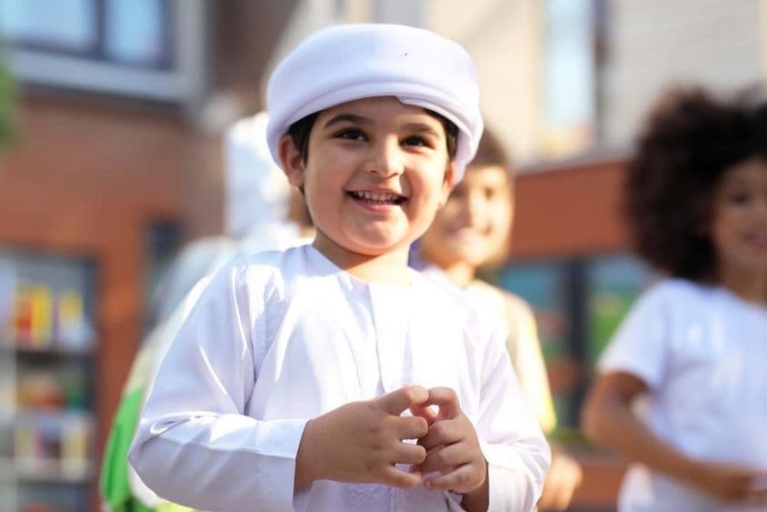 कक्षा में एक अरब स्कूल का छात्र।