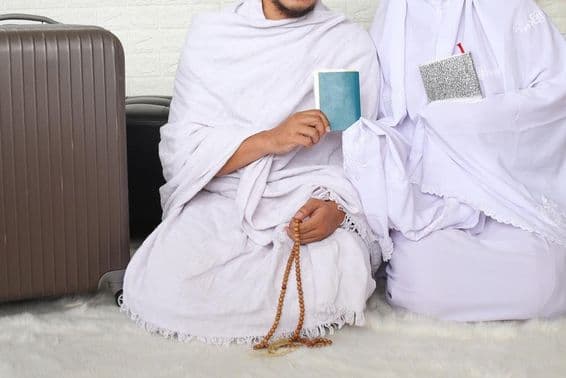 उमरा के लिए तैयार मुस्लिम जोड़ा।