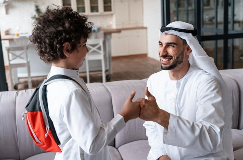 स्कूल के लिए तैयार होते एक अरब पिता और पुत्र।