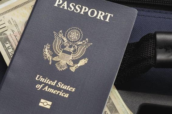 डॉलर पर रखा हुआ यूएसए पासपोर्ट।