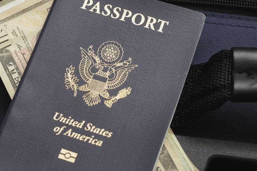 डॉलर पर रखा हुआ यूएसए पासपोर्ट।