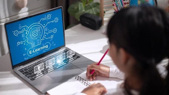 घर पर शैक्षणिक सामग्री पढ़ती छात्रा।