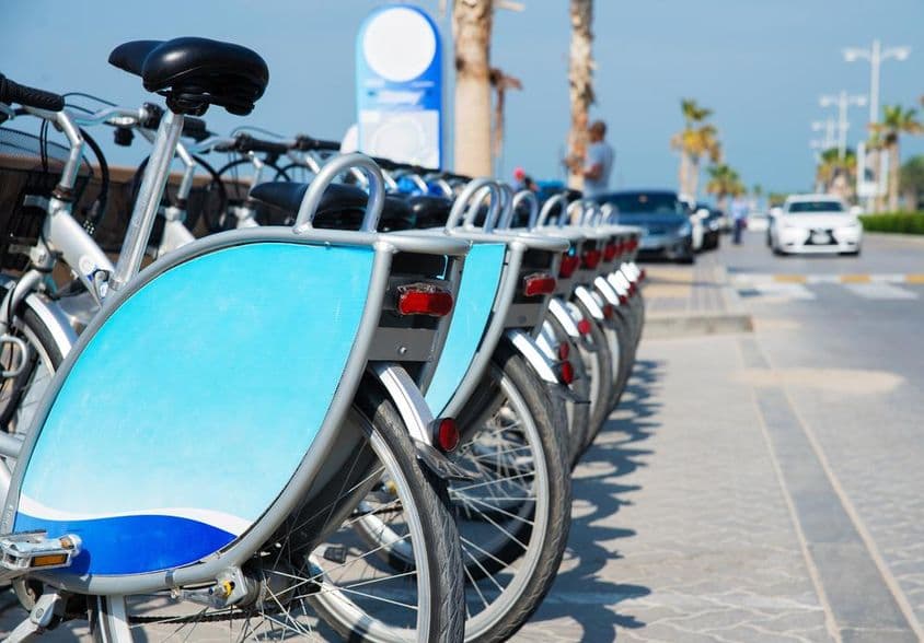 दुबई में व्यवस्थित रूप से रखी गई साइकिलें।