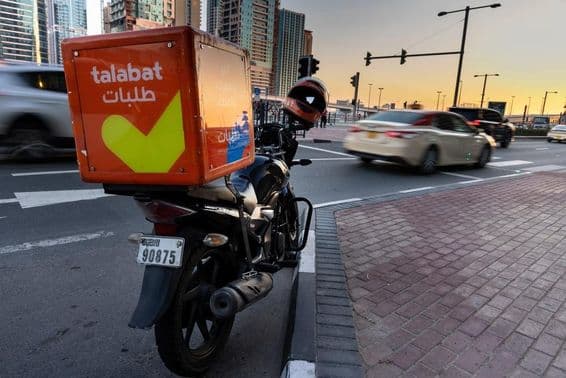 तालाबत की मोटरसाइकिल सड़क के किनारे खड़ी।