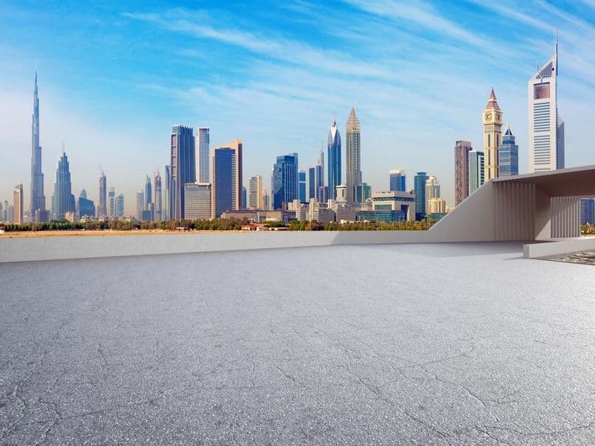 दुबई की पृष्ठभूमि में गगनचुंबी इमारतें!