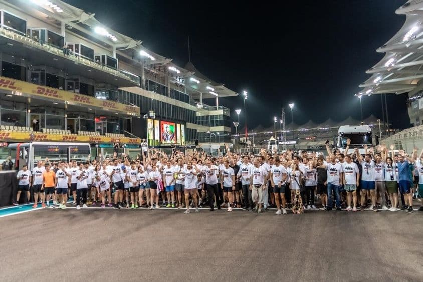 दौड़ शुरू होने के इंतजार में लोग।